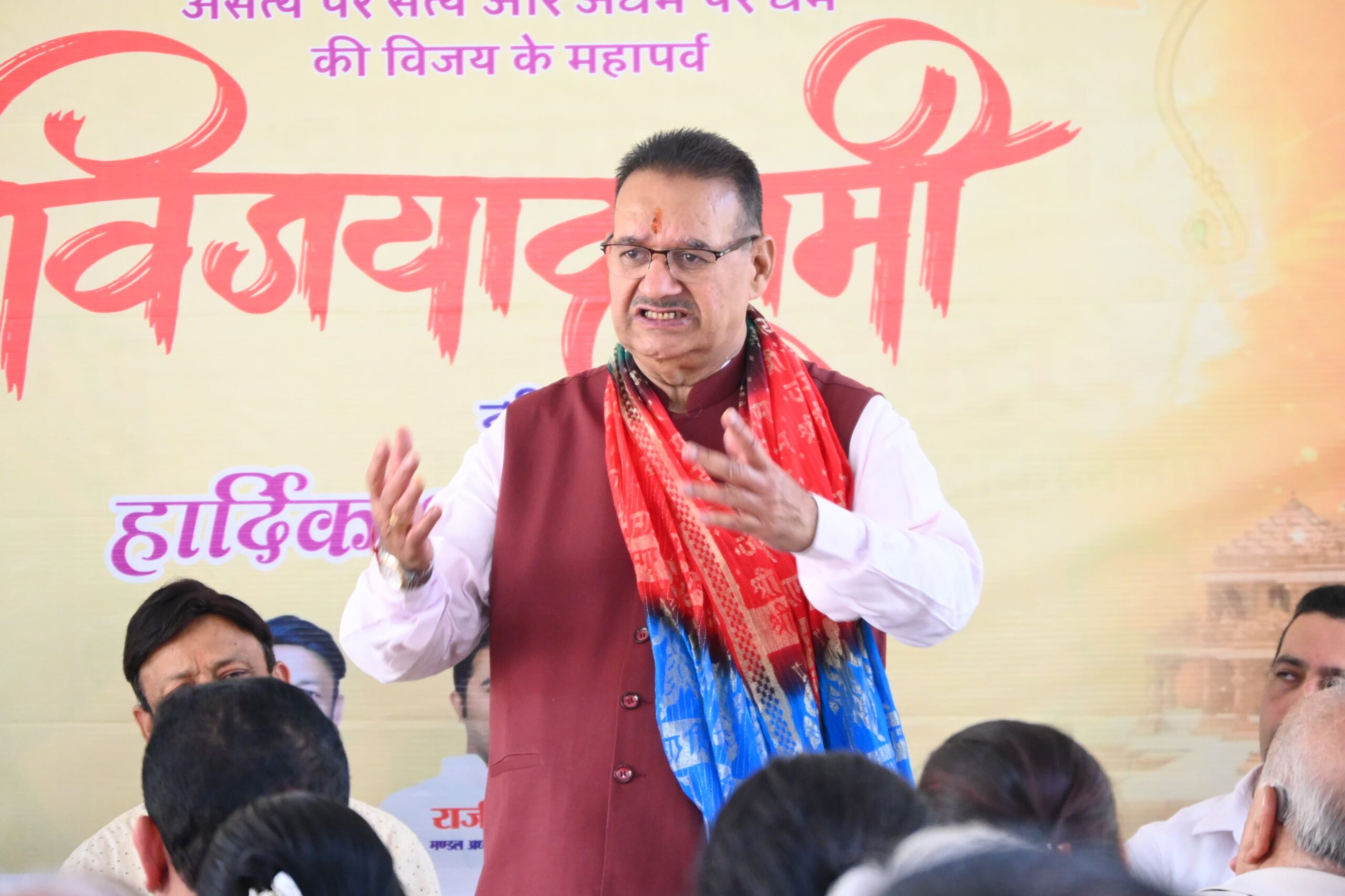 आत्मनिर्भर भारत अभियान के तहत आयोजित होने वाले कार्यक्रम की तैयारियों को लेकर कैबिनेट मंत्री गणेश जोशी ने ली बैठक