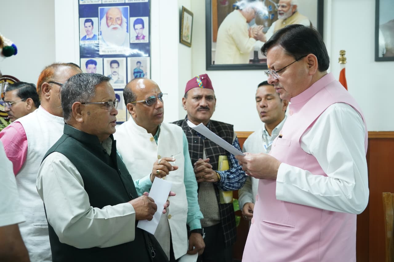 यमुनाघाटी में विभिन्न सड़कों के निर्माण के मुद्दों पर मुख्यमंत्री से मिले मनवीर चौहान