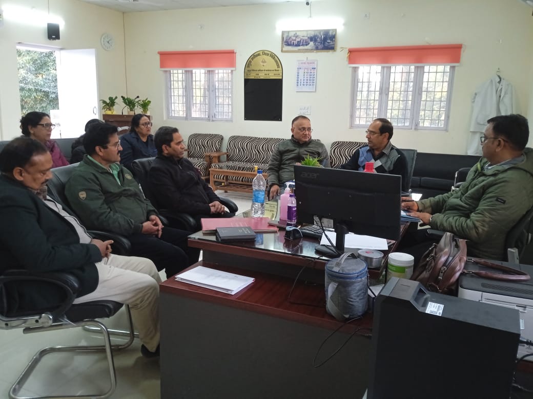 सीएमओ डॉ. मनोज कुमार शर्मा की अध्यक्षता में हुई जिला चिकित्सालय की समीक्षा बैठक