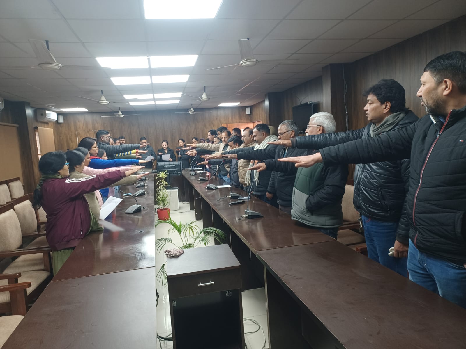 सीएमओ संग सभी अधिकारियों ने ली जागरूक मतदाता शपथ